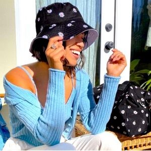 Alice + Olivia by Stacey Bendet Reversible Daisy Print Bucket Hat New!